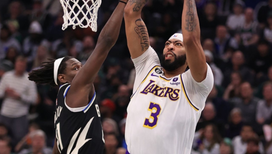 九游娱乐-雄鹿绝杀新疆队,浓眉哥统治全场